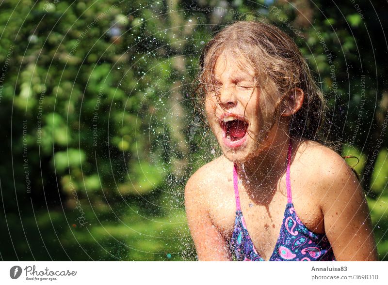 Spaß mit dem Wasser Sommer Sonnenlicht Strand Garten Urlaub spritzen schreien Mädchen Badeanzug bunt Hitze baden
