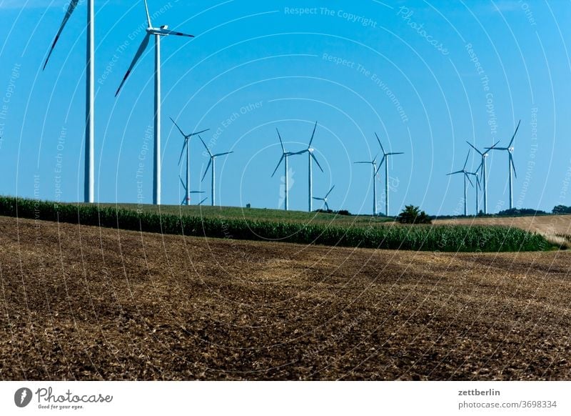 Windkraft acker energie erneuerbare wenergie feld himmel kraftwerk landwirtschaft menschenleer rotor sommer stro stromerzeugung textfreiraum weite windmühle