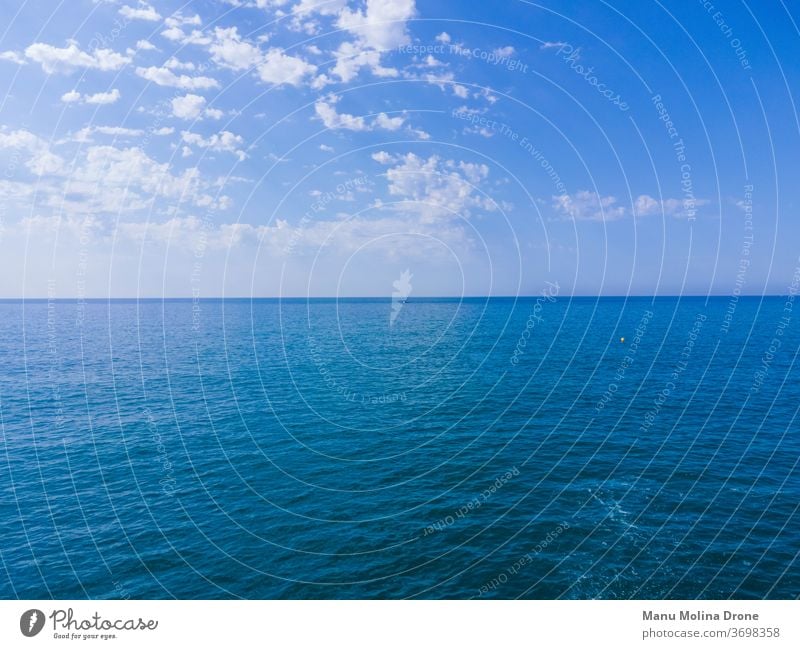 Mar en calma en la costa de Barcelona mar mediterran azul cielo nubes tranquilidad Fondo fonde de pantalla españa vacaciones horizonte perspectiva olas espuma