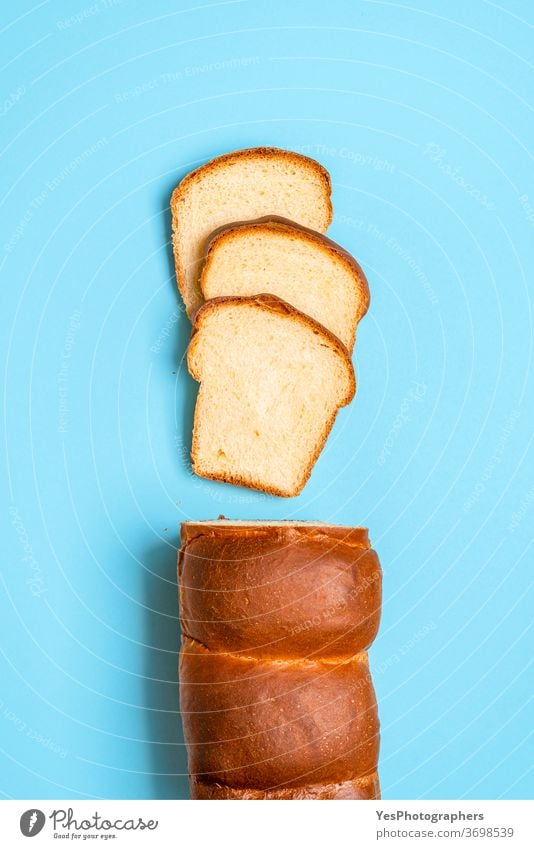 Geschnittenes Sandwichbrot mit Sauerteig. Hausgemachtes Milchbrot. Japanisches Brot obere Ansicht gebacken Bäckerei Blauer Hintergrund Brioche Butter Kruste