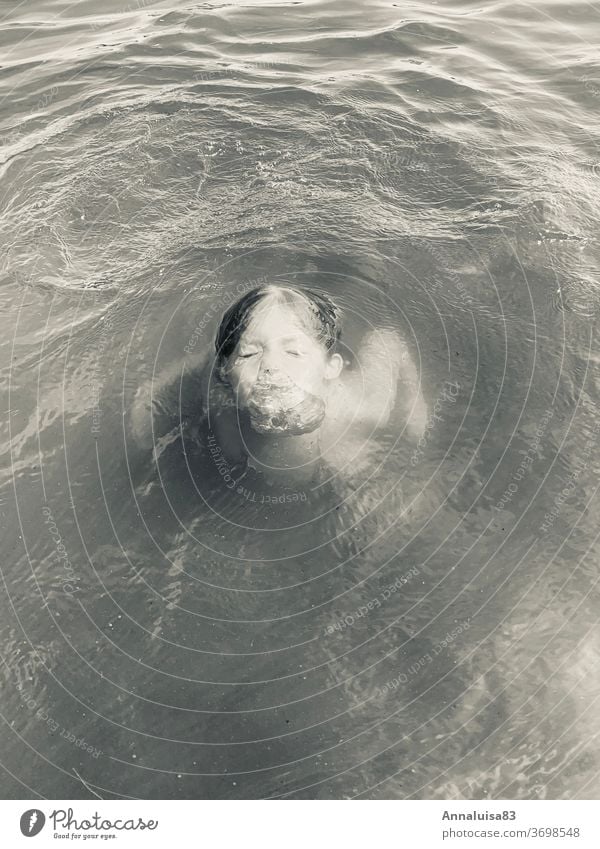 Die kleine Nixe III. Meerjungfrau tauchen baden See Badesee Sommer Sommertag nass abtauchen Sonne warm Schwarzweißfoto