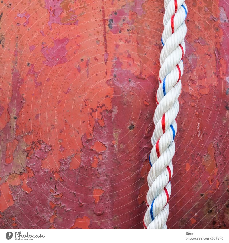 spannung Seil alt neu rot Farbe Wand verfallen gespannt Farbfoto Außenaufnahme Menschenleer Textfreiraum rechts