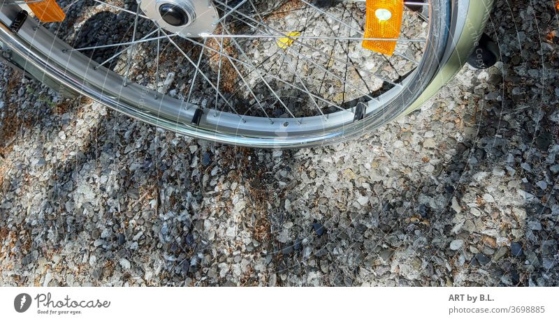 Rad mit Reflektoren von einem Rollstuhl auf Gehwegplatten Reifen Hilfsmittel Fortbewegung Speichen Fußweg Platten