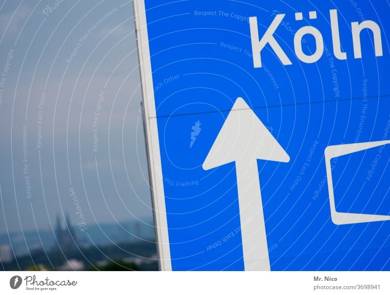 nach Köln immer geradeaus Autobahn Autobahnschild Richtung richtungsweisend Pfeil Schilder & Markierungen Hinweisschild Orientierung Wege & Pfade Navigation