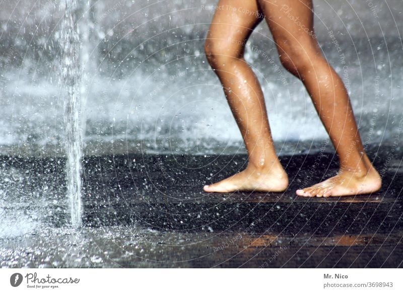 spritzige Angelegenheit Wasser Fontänen Beine Fuß Barfuß Sommer spass Haut nackt Wassertropfen Wasserfontäne Körperhaltung sommerlich nass spritzen