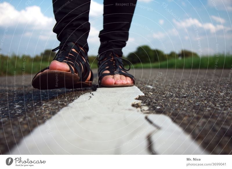 auf leisen Sohlen Spaziergang spazieren Straße gehen Wege & Pfade laufen Fußgänger Beine Schuhe Sandalen Mode Bewegung Asphalt Fahrbahnmarkierung Mittelstreifen