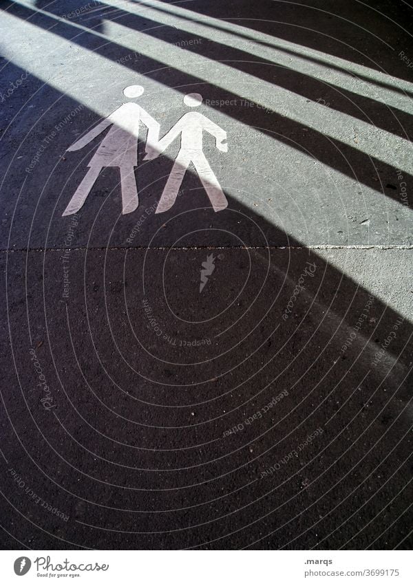 Mobile Zebrastreifen Piktogramm Fußgänger Asphalt Schatten Streifen Fußgängerübergang Straßenverkehr StVO Wege & Pfade Verkehrswege Schilder & Markierungen