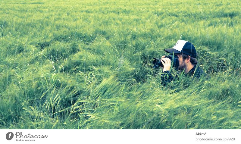 Fotosafari Freude Freizeit & Hobby Fotografieren Fotokamera Unterhaltungselektronik maskulin Junger Mann Jugendliche Leben 1 Mensch Natur Gras Sträucher Wiese