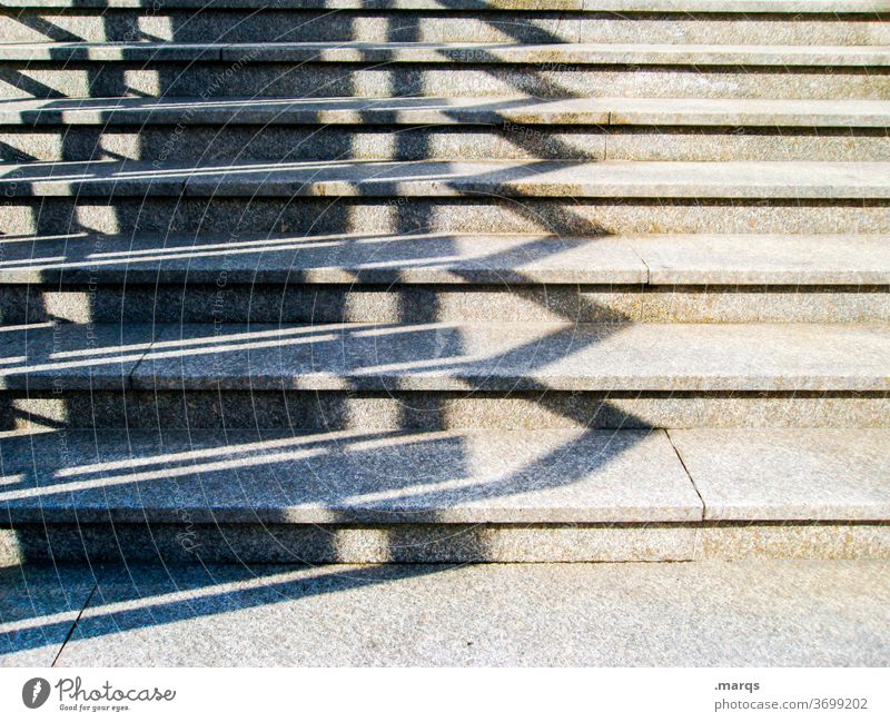 Treppengeländerschatten auf Treppe Licht Schatten Schattenspiel aufwärts Kontrast