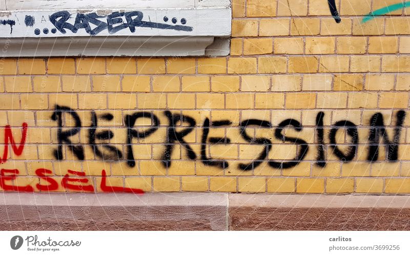 ohne Titel Repression Unterdrückung Willkür Zwang Gewalt Machtmissbrauch Graffiti Hauswand Fassade Schriftzeichen Tag Aggression Wut Hass