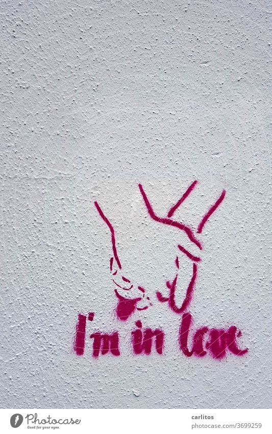 Hand in Hand II Graffiti Liebe Wand Botschaft gemeinsam rot Schriftzeichen Fassade Gefühle Verliebtheit Romantik Glück Textfreiraum oben Herz Tag