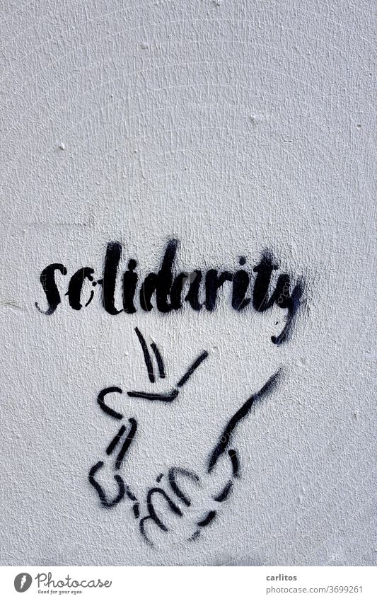 Hand in Hand I Graffiti Solidarität Botschaft Wand schwarz Schriftzeichen Buchstaben Typographie Text Textfreiraum oben Schilder & Markierungen Mitteilung