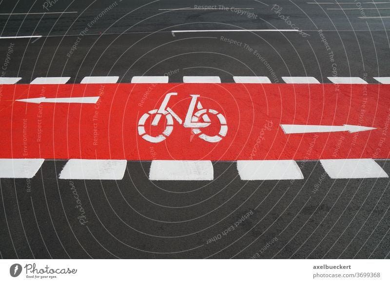 Fahrradspur rot markiert Radweg Radfahren Straßenverkehr Fahrradweg Fahrspur Weg Fahrradfahren Verkehr Großstadt Symbol Zeichen Asphalt Sicherheit Transport