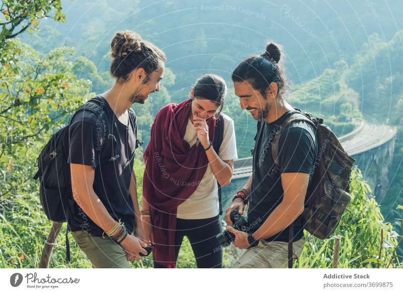 Glückliche, vielseitige Reisende, die während der Reise in der Natur Spaß haben Reisender Brücke Freund aktiv Dschungel Wanderer Backpacker Menschengruppe
