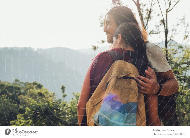 Glücklich reisendes Coupé im Hochland Urlaub Natur Paar Berge u. Gebirge genießen Reise Tourist Zusammensein Umarmung Sri Lanka Sommer sonnig Hügel