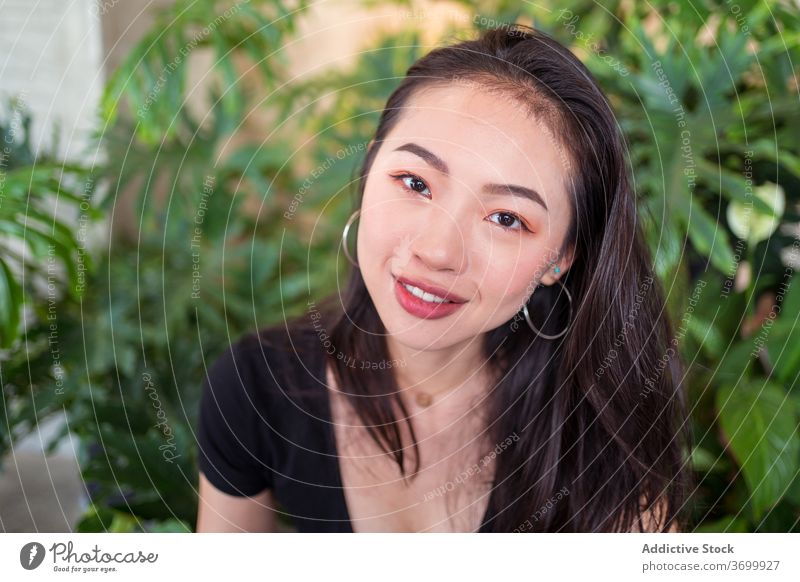 Ethnische Frau im botanischen Garten sich[Akk] entspannen Lächeln Glück Pflanze Lachen natürlich ethnisch Freude asiatisch Windstille ruhen charmant genießen