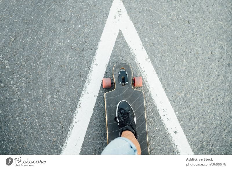 Crop Skater auf Longboard auf der Straße Mitfahrgelegenheit Mann Hobby extrem urban sich[Akk] entspannen cool männlich Sommer jung Hipster stehen modern Stadt