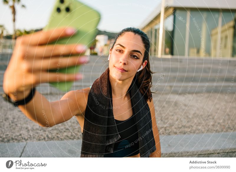 Sportliche Frau nimmt Selfie auf der Straße sportlich Smartphone passen jung modern Apparatur Ohrstöpsel schlank Fitness Mobile Telefon Training Gerät Athlet