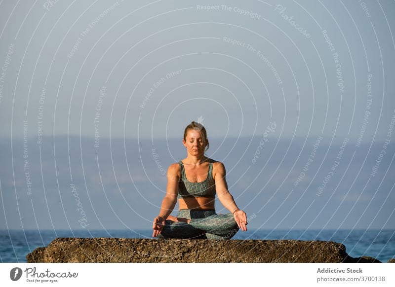 Ruhige Frau macht Yoga in Lotus-Pose meditieren ruhig Achtsamkeit MEER Sonnenuntergang Mudra friedlich gestikulieren Gelassenheit Dämmerung Windstille Harmonie
