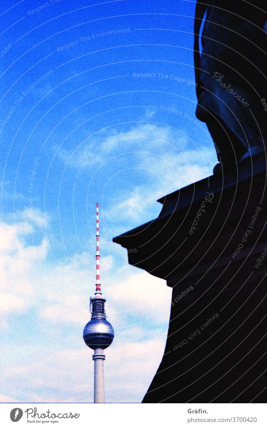 Berliner Fernsehturm Ansichten Wahrzeichen Sightseeing Sehenswürdigkeit Hauptstadt Aussicht blauer Himmel Analog Filmfotografie Architektur