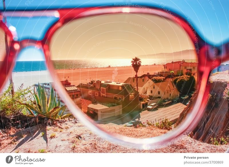 Blick auf den abendlichen Ozean durch eine Sonnenbrille amerika Sommer Brille Hintergrund Strand schön blau kalifornien wolke Großstadt Küste farbenfroh Abend