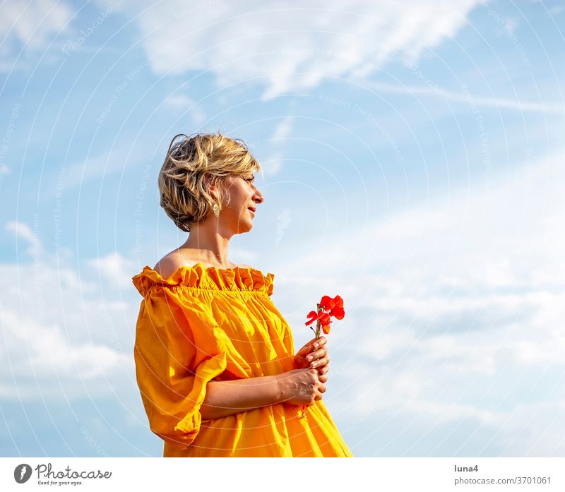 Frau mit Mohnblumen Blumenstrauß Sonne genießen sonnen halten lächeln lachen junge Frau sinnlich anmutig papaver glücklich fröhlich Auszeit Glück Freude