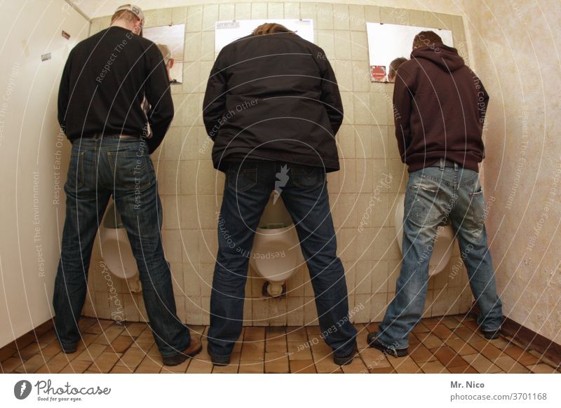 Männer I Nachbarschaften WC Toilette Klo Sauberkeit Pissoir Öffentliche Toilette Herrentoilette Fliesen u. Kacheln urinieren Sanitäranlagen nebeneinander stehen