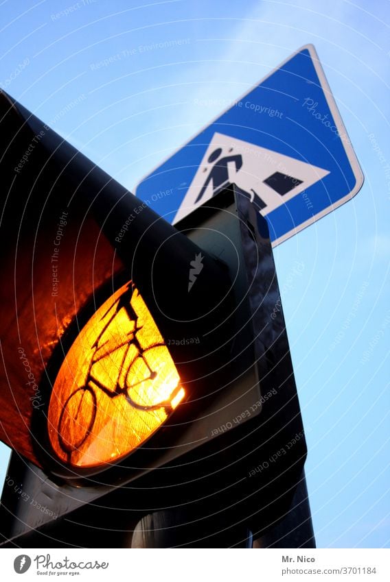 Fußgängerampel Ampel Schilder & Markierungen Verkehr Verkehrsschild Zebrastreifen Himmel Licht signallicht Verkehrswege Verkehrszeichen Wege & Pfade