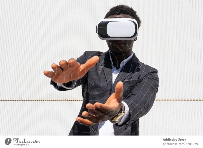 Schwarzer Geschäftsmann im VR-Headset virtuell Realität Mann benutzend Schutzbrille männlich ethnisch schwarz Afroamerikaner Innovation digital simulieren
