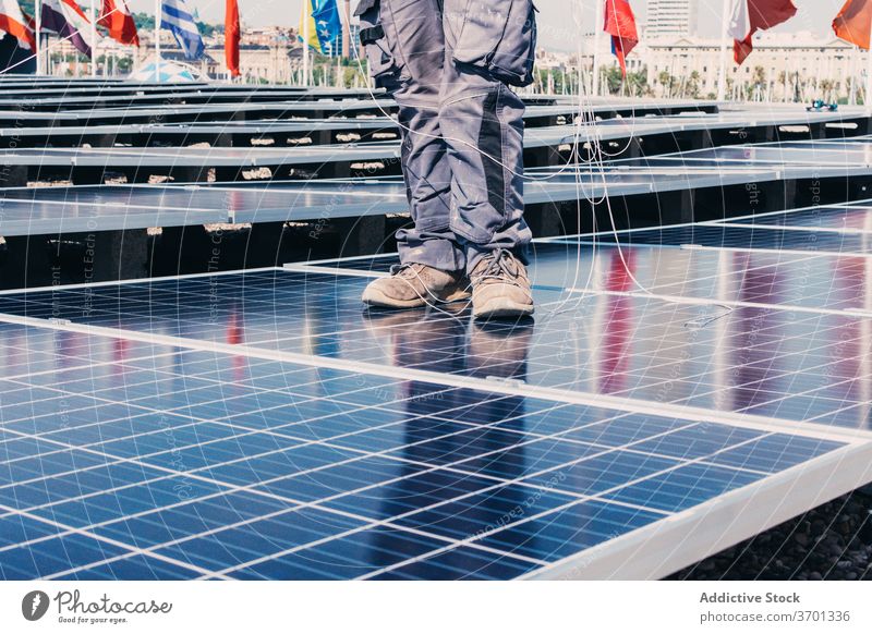 Unerkennbarer Ingenieur am Solarpanel solar Panel Mann Erneuerung Batterie Arbeit nachhaltig industriell Energie Ressource männlich installieren alternativ