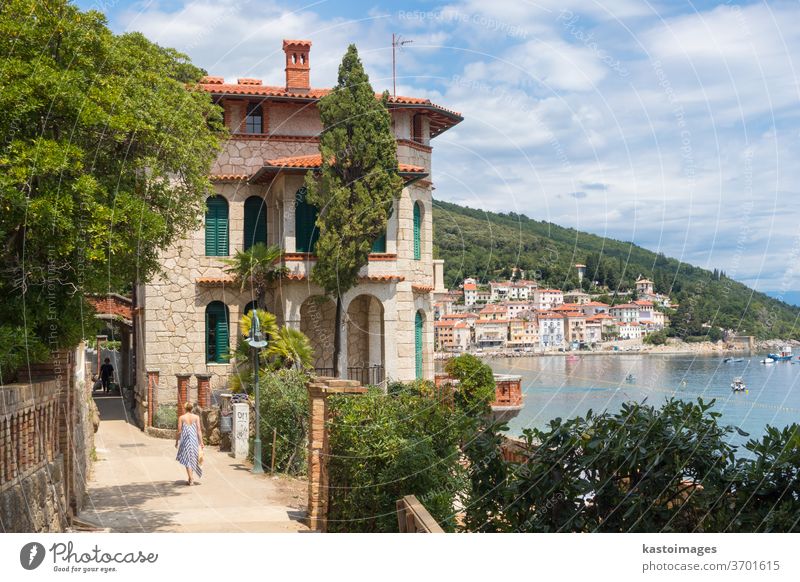 Touristinnen, die entlang der Adriaküste wandern und sich im Urlaub in Moscenicka Draga, Istrien, Kroatien, entspannen. moscenicka draga Tourismus schön Küste