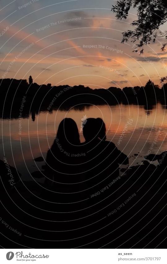 Gespräch bei Sonnenuntergang 2 zwei Personen Menschen Freundschaft Jugendliche Außenaufnahme Freundinnen Mädchen Konversation chillen See Ufer zuhause jung