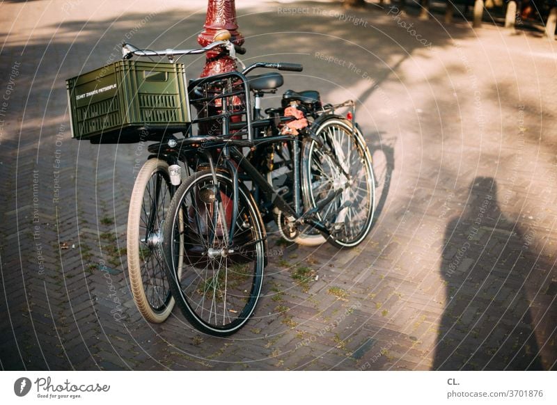 zwei fahrräder Fahrrad Mobilität parken Wege & Pfade Fahrradkorb Verkehrsmittel Straßenverkehr Fahrradfahren Verkehrswege Fahrradweg hollandrad Amsterdam