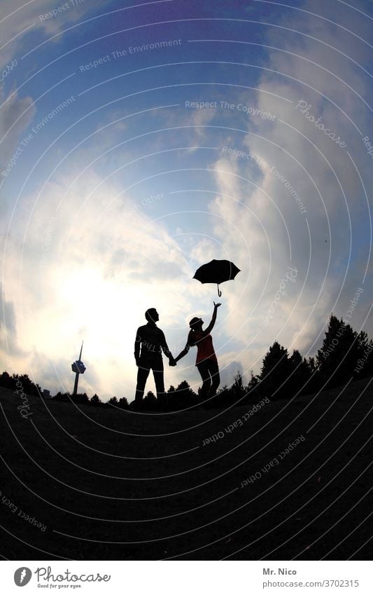 Mary Poppins & Bert Paar Regenschirm Silhouette Himmel Wolken Hand in Hand Fernsehturm Abheben Liebe Zusammensein Liebespaar Glück Partnerschaft Vertrauen