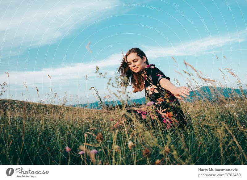 Frau genießt die Natur am Sommertag Erwachsener schön Schönheit blond blauer Himmel Kaukasier Kleid Gesicht Mode Feld Blumenkleid Freiheit Mädchen Rasenfläche