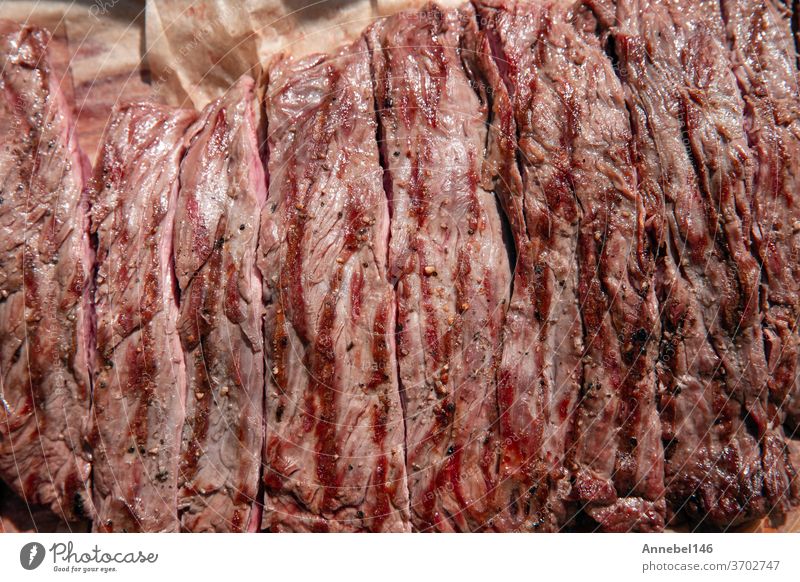 Traditionelles Barbecue-Steak in Nahaufnahme geschnittenes Rindfleisch Bavette fertig zum Verzehr, Flanke Filet angus Lendenstück londoner broil Fleisch