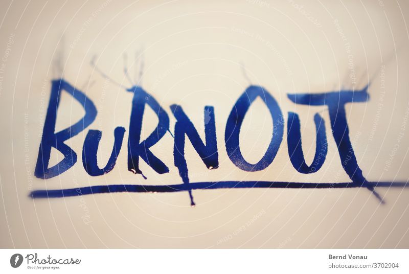 Burnout Kalligraphie Tinte blau Flüssigkeit nass Schrift Buchstaben Zustand psyche Krankheit Stress Arbeit & Erwerbstätigkeit Farbfoto Innenaufnahme