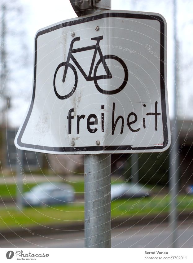 Fahrradfahren! Schilder & Markierungen Symbole & Metaphern Tag verbogen alternativ Umweltschutz Verkehr Außenaufnahme Zeichen Hinweisschild Verkehrsschild