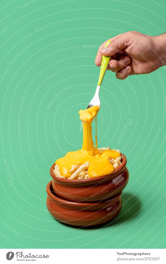 Makkaroni und Käseportion mit geschmolzenem Cheddar. Makkaroni und Käse mit der Gabel essen Hintergrund Schalen & Schüsseln Kohlenhydrate kitschig