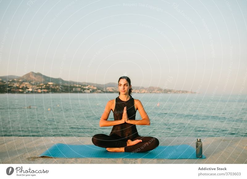 Flexible Frau meditiert in Lotus-Pose meditieren Yoga Sonnenuntergang MEER Achtsamkeit Unterlage Harmonie sich[Akk] entspannen Meereslandschaft Asana ruhig