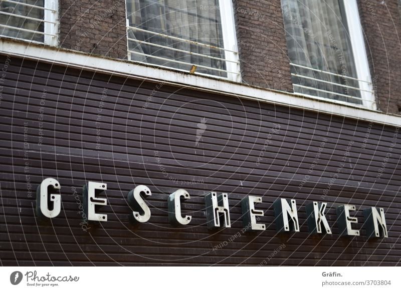Schriftzug an ein einem Haus in einer holländischen Kleinstadt bei dem die Neonröhren aber schon bessere Zeiten gesehen haben Neonlicht Schriftzeichen