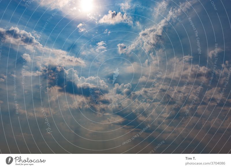 der Himmel über Brandenburg Wetter Wolken blau Sommer Schönes Wetter Farbfoto Menschenleer Natur Umwelt weiß Klima Sonnenlicht Licht Luft Außenaufnahme Tag