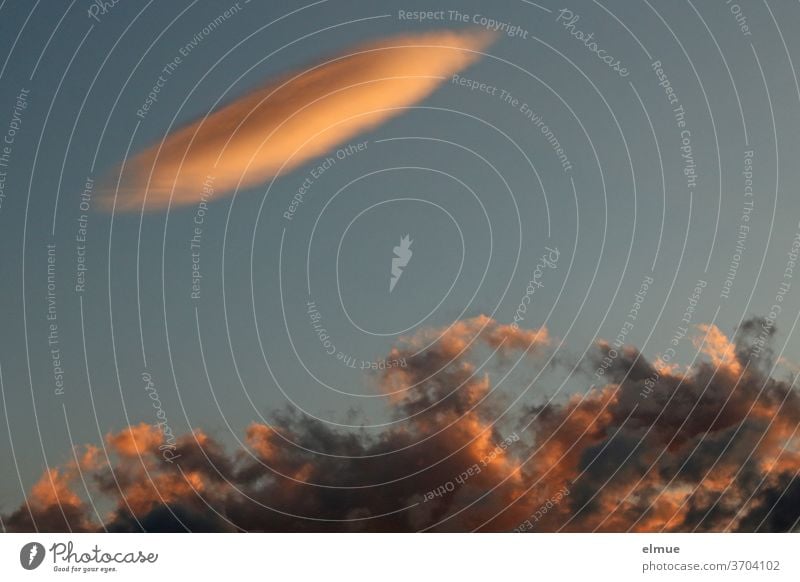 Im Abendlicht tauchte über den von der untergehenden Sonne angeleuchteten Wolken plötzlich ein UFO auf Fata Morgana optische Täuschung außergewöhnlich Thermik