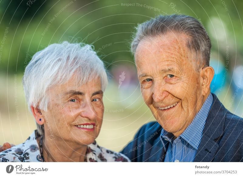 Nettes Rentnerpaar Ehepaar Erwachsener Frühling Leben Porträt Rentnerin Senior außerhalb nebeneinander älter Glück Zusammensein grün Kaukasier heiter Lächeln