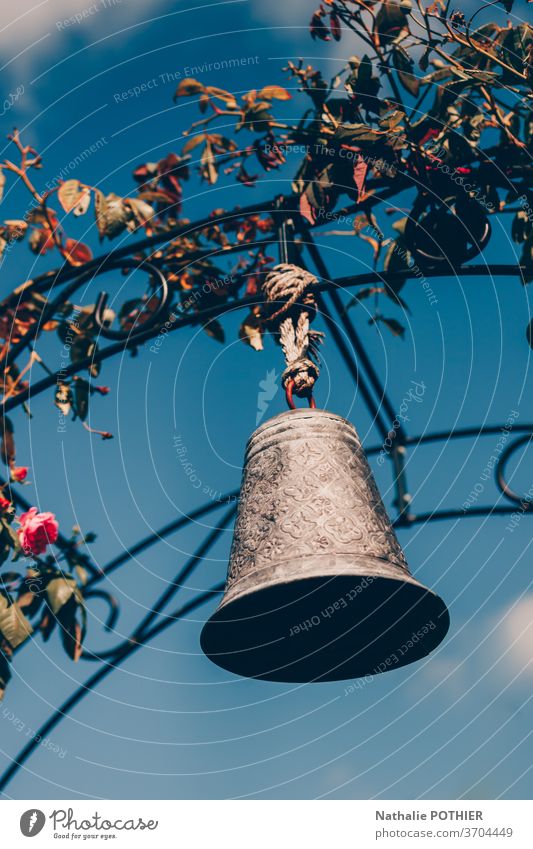 Glocke, die im Garten einen Reifen aufhängt Klingel erhängen Himmel Blätter Metall Dekoration & Verzierung Antiquität altehrwürdig Europa retro Stil