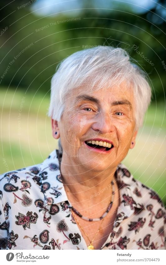 Glücklicher Rentner Erwachsener Frühling Leben Lebensjahre Alter zufrieden Lachen Porträt Rentnerin Kopf Gesicht ältere Frau außerhalb alt Lebensalter froh