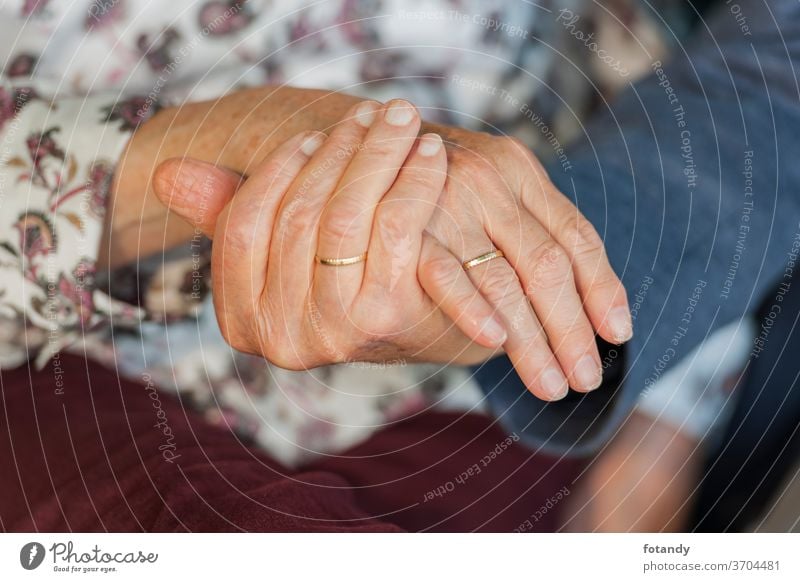 Hände eines 80 Jahre alten Ehepaars Ruhestand Ehering Goldring Ring Erwachsener Leben Rentnerin Senioren älter Zusammensein Kaukasier Menschen Paar