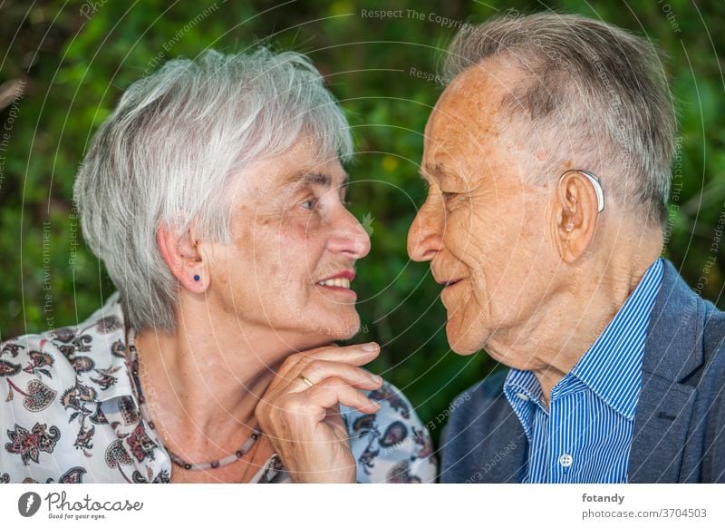 Ehepaar im Ruhestand kurz vor einem Kuss Zärtlichkeit Person Glück verheiratet 80 Jahre alt Partnerschaft Park Intimität charmant Nähe nebeneinander