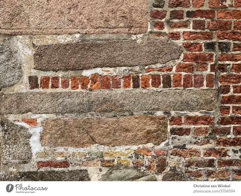 Sehr alte Fassade mit einem Mix aus verschiedenen Steinen, Sandsteinen und Backsteinen Mauer antik Klinkersteine rot beige rötlich Wand Gebäude geflickt