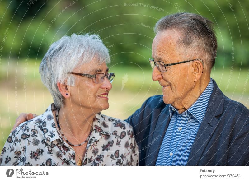Verliebtes Ehepaar im Ruhestand Ehepartner 80 Jahre alt liebevoll Jacke Bluse Brille Brillenträger Angesicht zu Angesicht verliebt Gesundheit Lebensweg